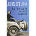 La fille sur le coffre à bagages