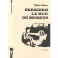 Derrière le mur de briques